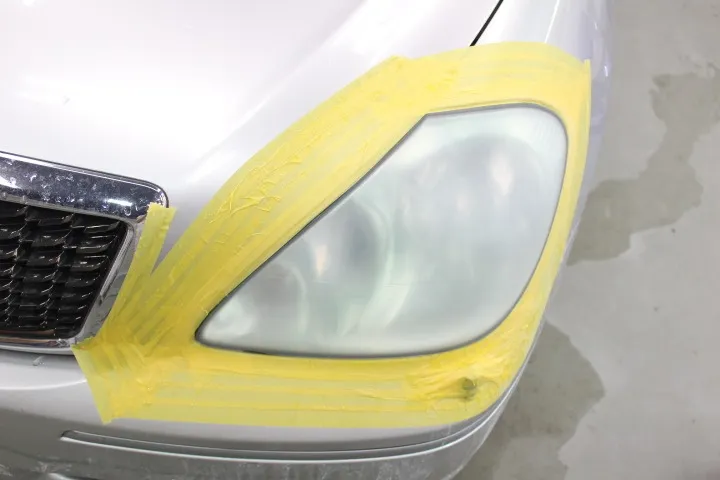 磨き中のヘッドライトの状態