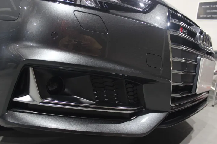 アウディS1のフロントバンパーへプロテクションフィルムを施工