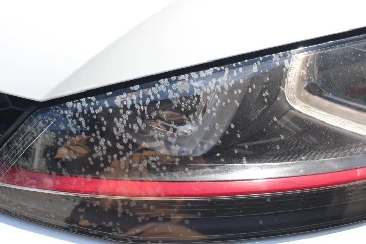 ヘッドライトの斑点状の劣化