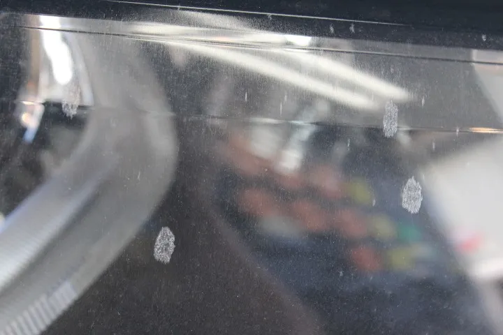 謎の染みのヘッドライト