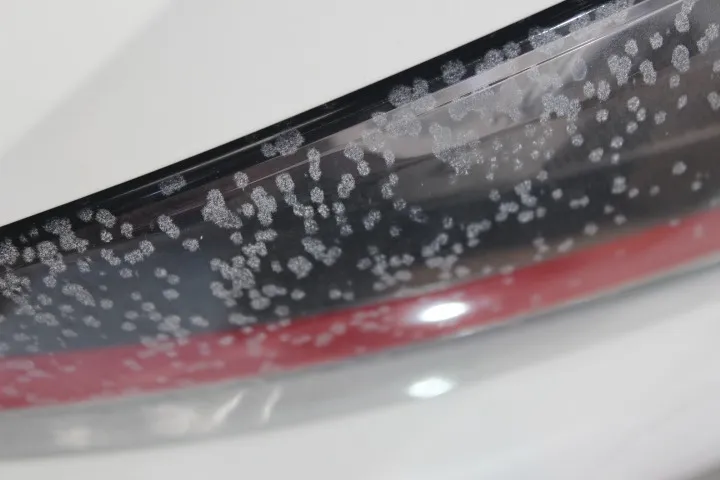 ガソリンをかけられたヘッドライト