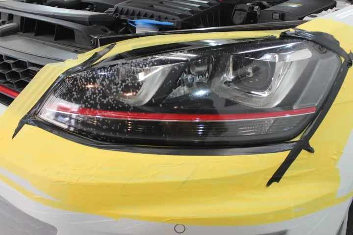 薬品をかけられたヘッドライト