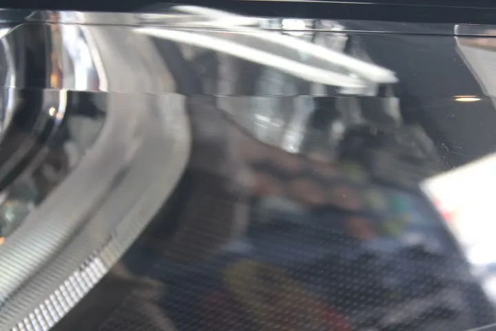 ヘッドライトのクラックの除去方法