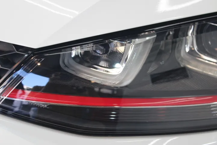 ヘッドライトの斑点状の劣化のクリーニング