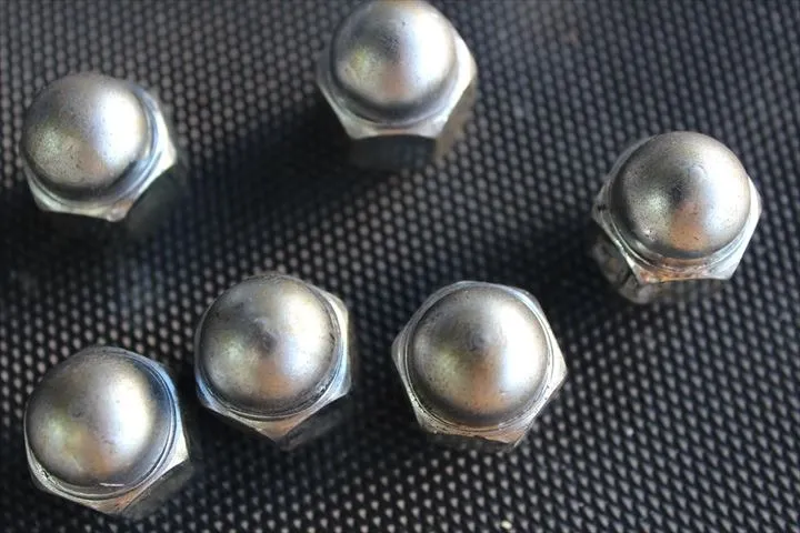 ホイールナットの油汚れ除去