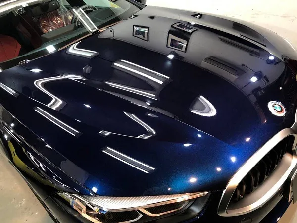 BMWブルーの深みを引き出す磨き