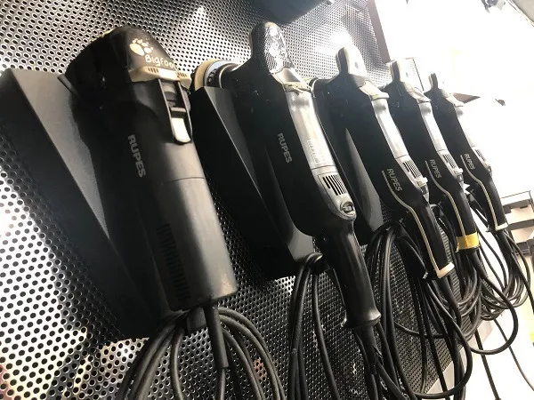 プロ用のダブルアクションポリッシャーの壁掛け