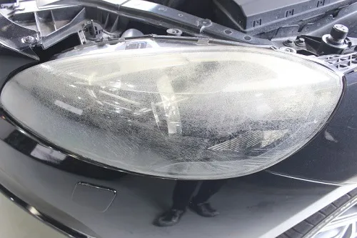 VOLVO/V40のヘッドライト黄ばみとクラック磨き前