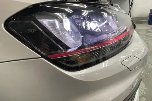 VW/GOLF7のヘッドライト黄ばみとクラック磨き後