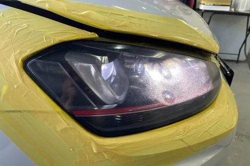 VW/GOLF7のヘッドライト黄ばみとクラック磨き前