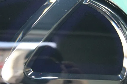 LEXUSのエンブレム劣化とクラックの磨き後