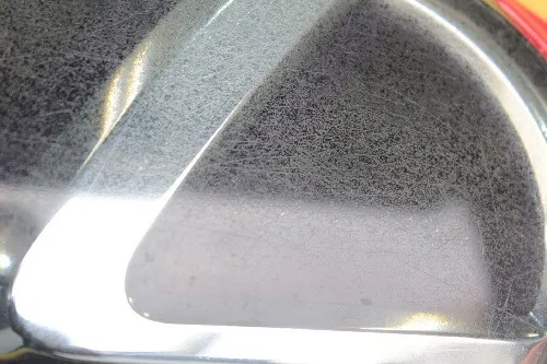 LEXUSのエンブレム劣化とクラックの磨き前