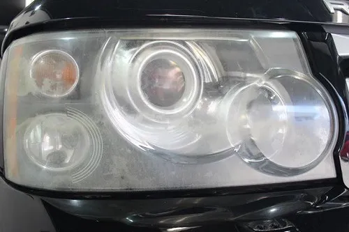 レンジローバーのヘッドライト黄ばみとクラック磨き前
