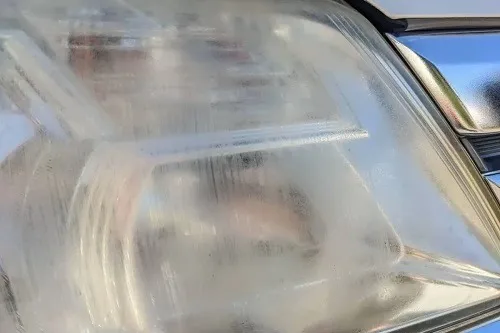 日産セレナのヘッドライト黄ばみ磨き前