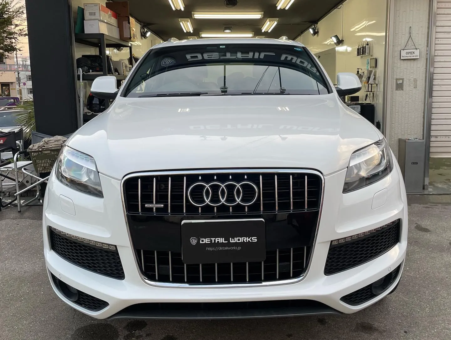 東京都武蔵野市よりお越しのAudi Q7 ヘッドライトリペア