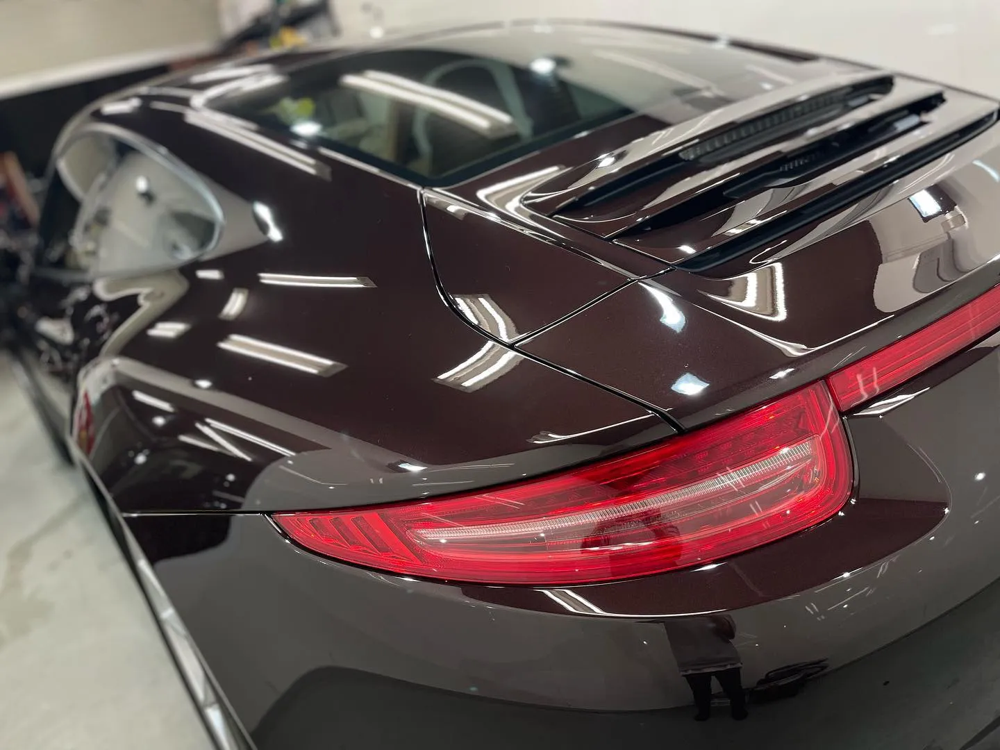 今回はボディや内装に粉塵がお客様愛車のポルシェ911に飛散し...