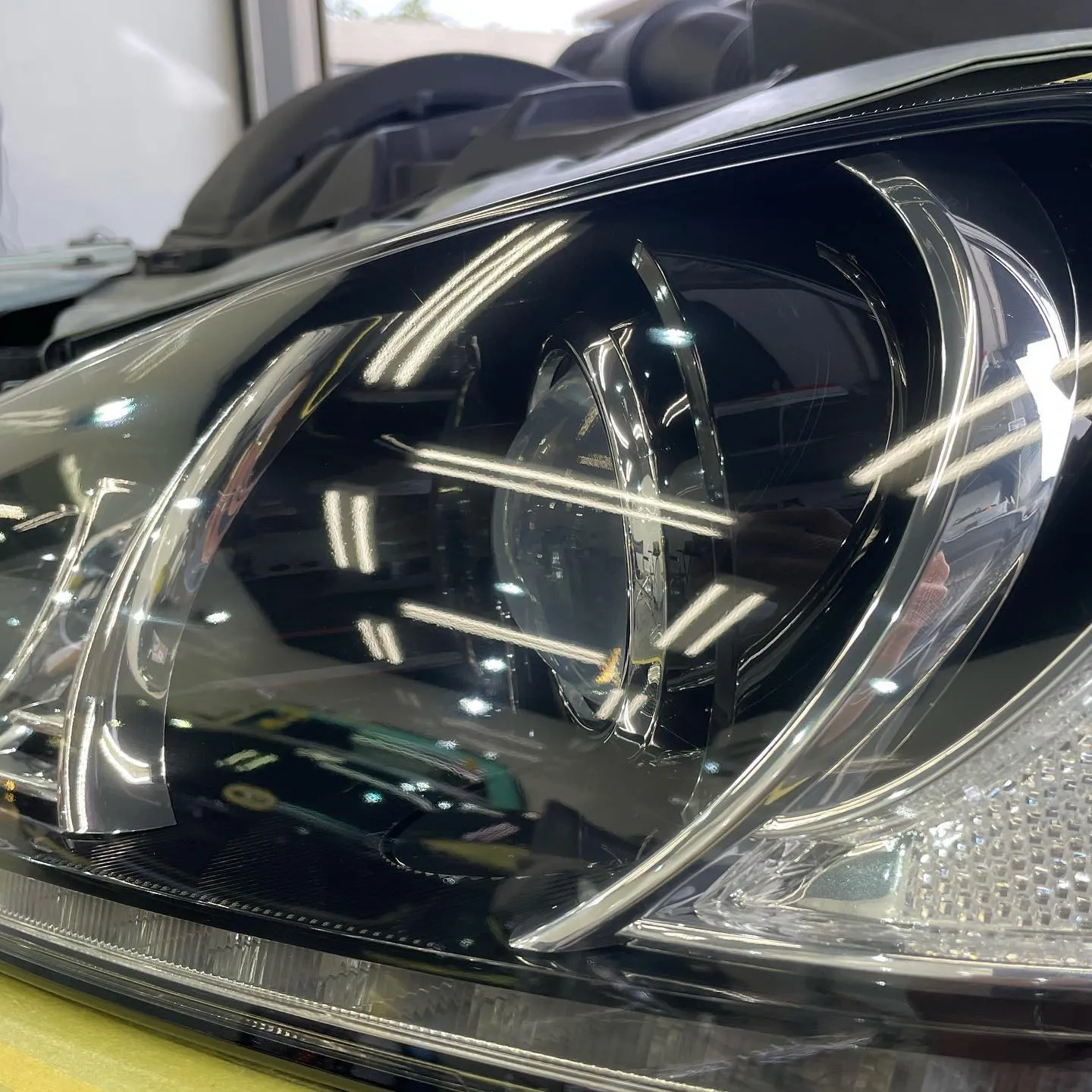 神奈川県綾瀬市よりお越しのJaguar XFヘッドライトリペ...