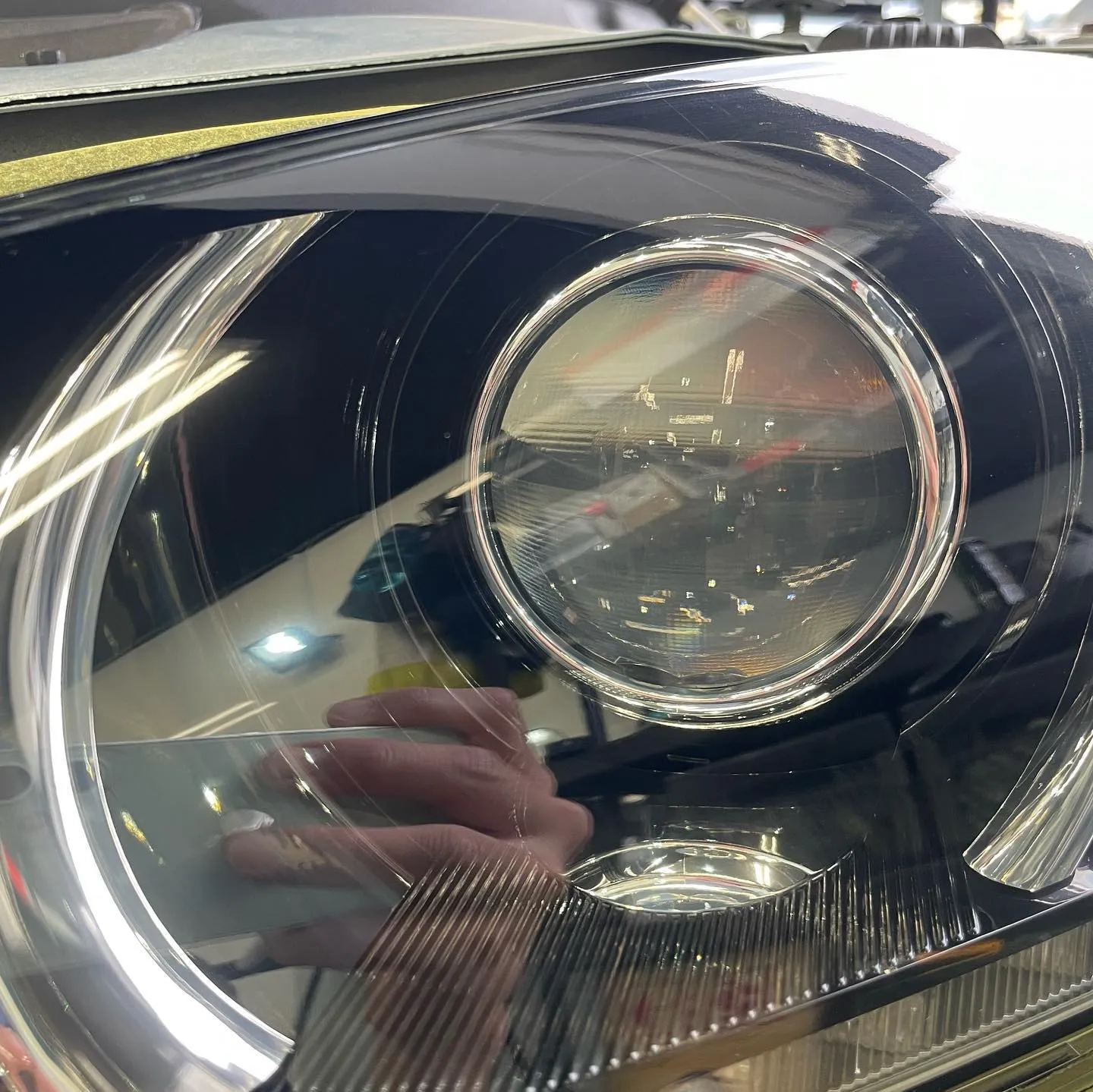 神奈川県綾瀬市よりお越しのJaguar XFヘッドライトリペ...
