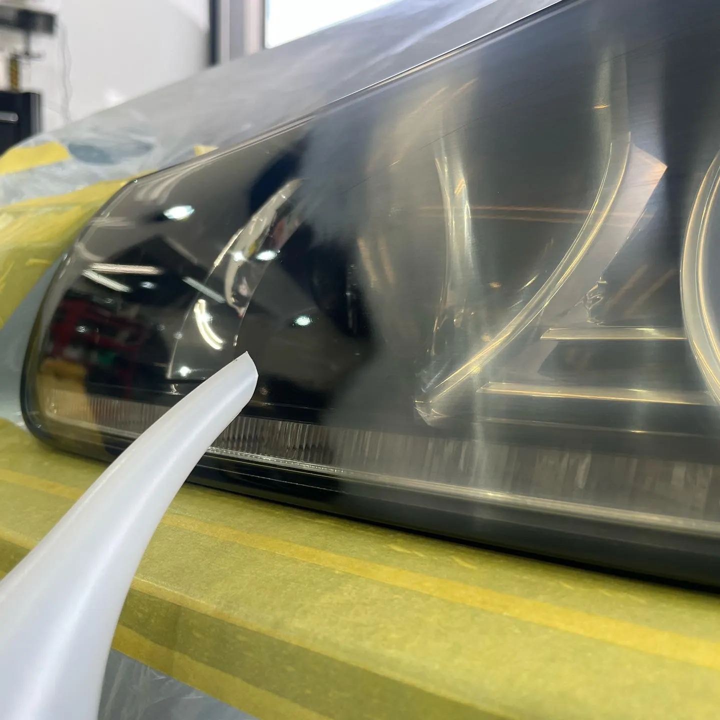 神奈川県綾瀬市よりお越しのJaguar XFヘッドライトリペ...