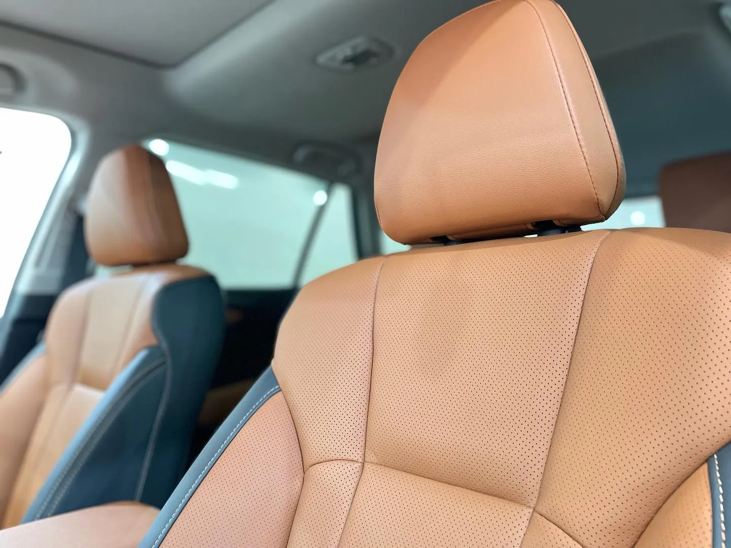 SUBARU 新車アウトバックのフロントフルセットの内装シー...