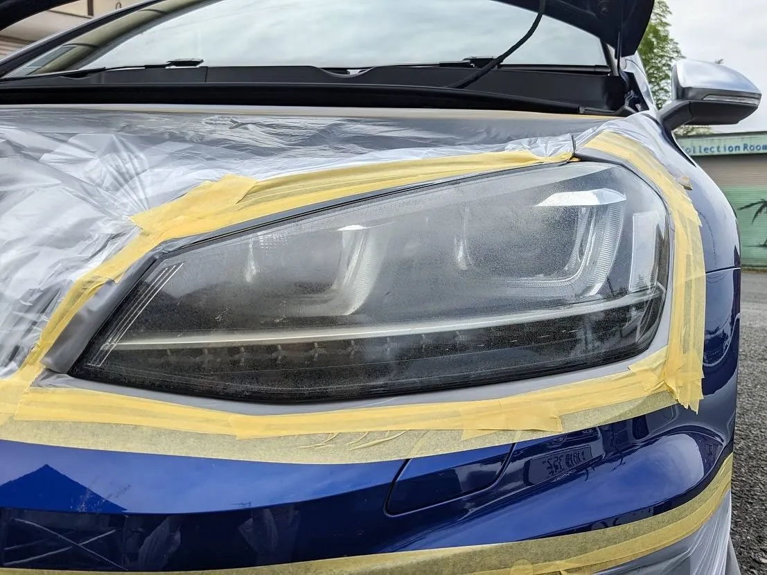 本日はここ最近ご依頼の多いヘッドライトW施工のご紹介です。