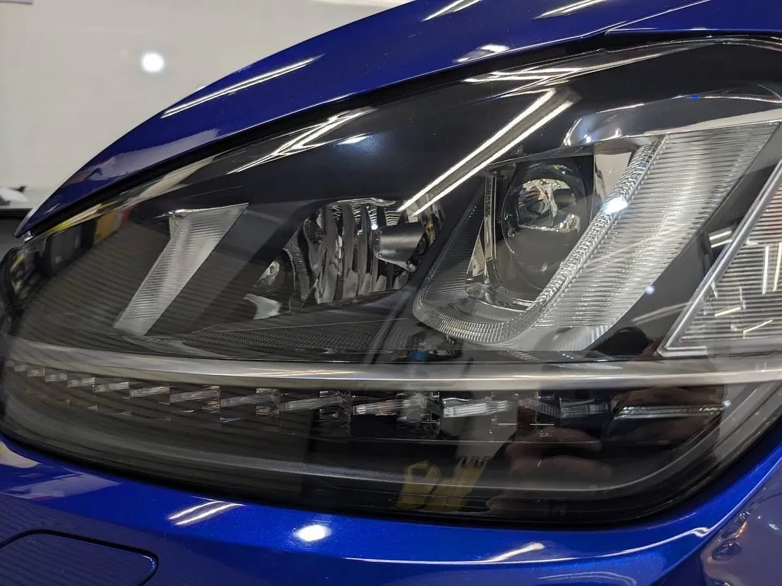 本日はここ最近ご依頼の多いヘッドライトW施工のご紹介です。