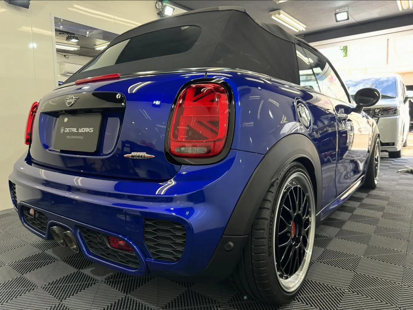 本日はMINIコンバーチブルJCWのボディーコーティング(M...