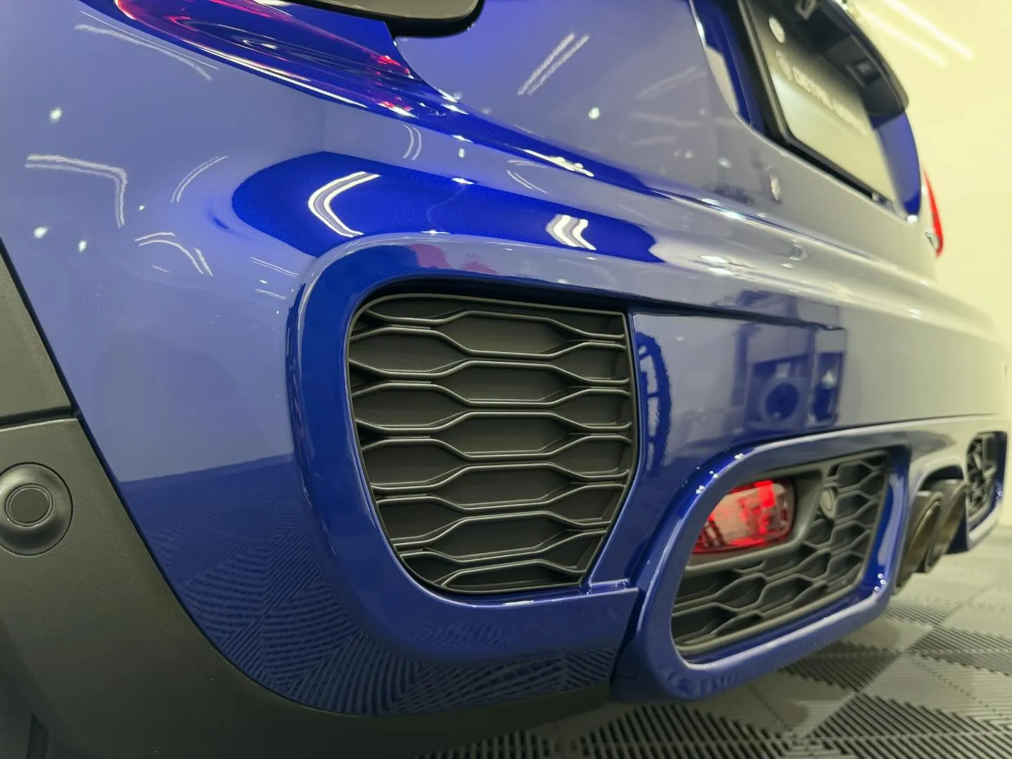 本日はMINIコンバーチブルJCWのボディーコーティング(M...