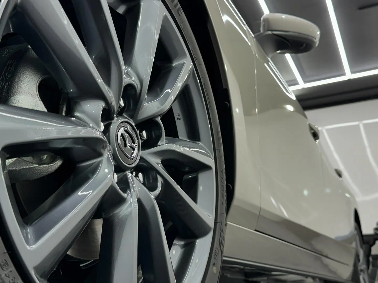 MAZDA MAZDA3新車のボディコーティングと、窓ガラス...