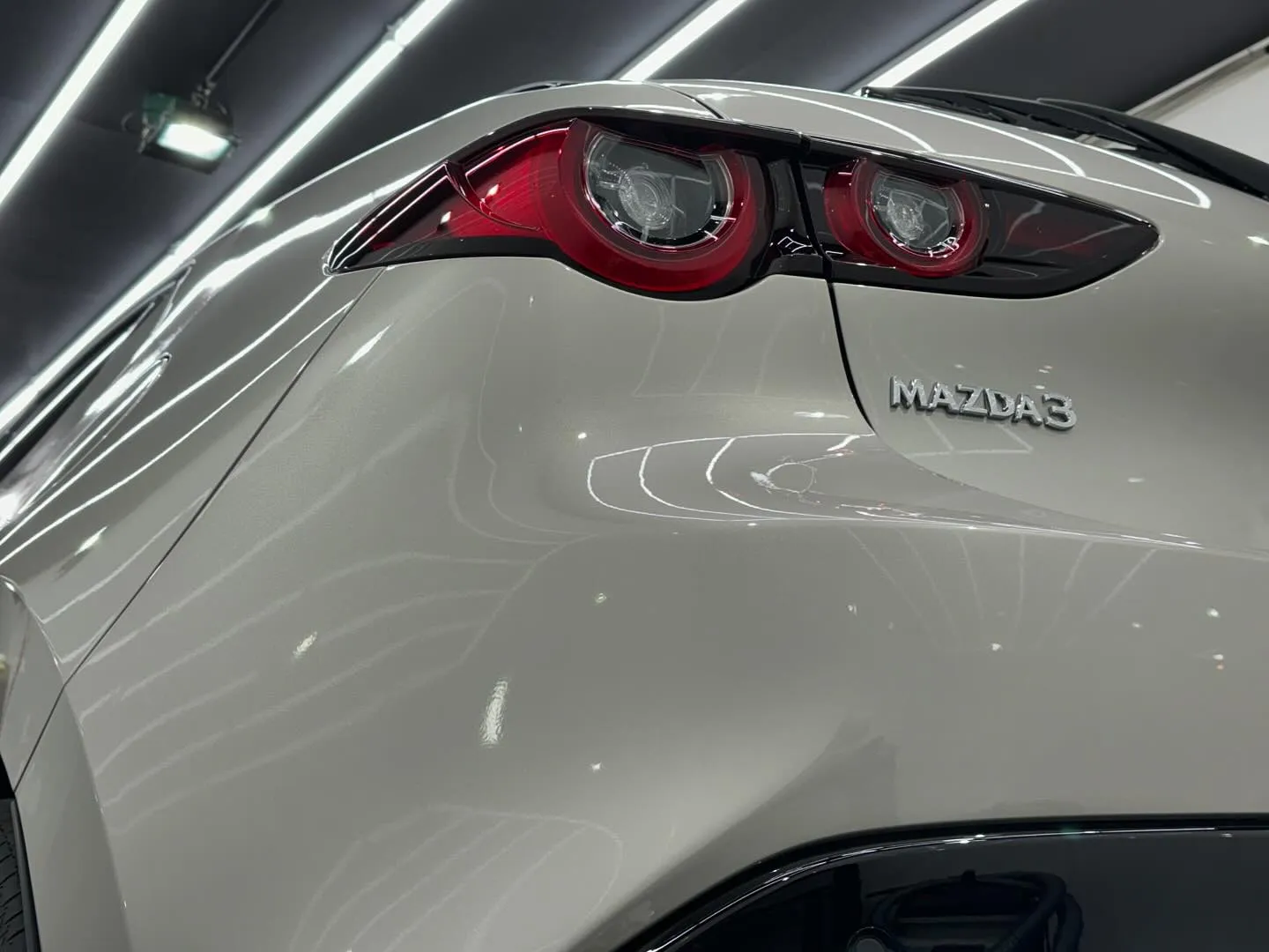 MAZDA MAZDA3新車のボディコーティングと、窓ガラス...