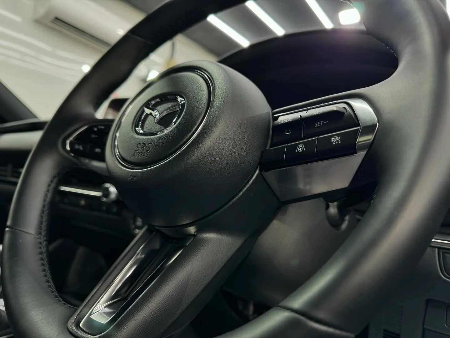 MAZDA MAZDA3新車のボディコーティングと、窓ガラス...