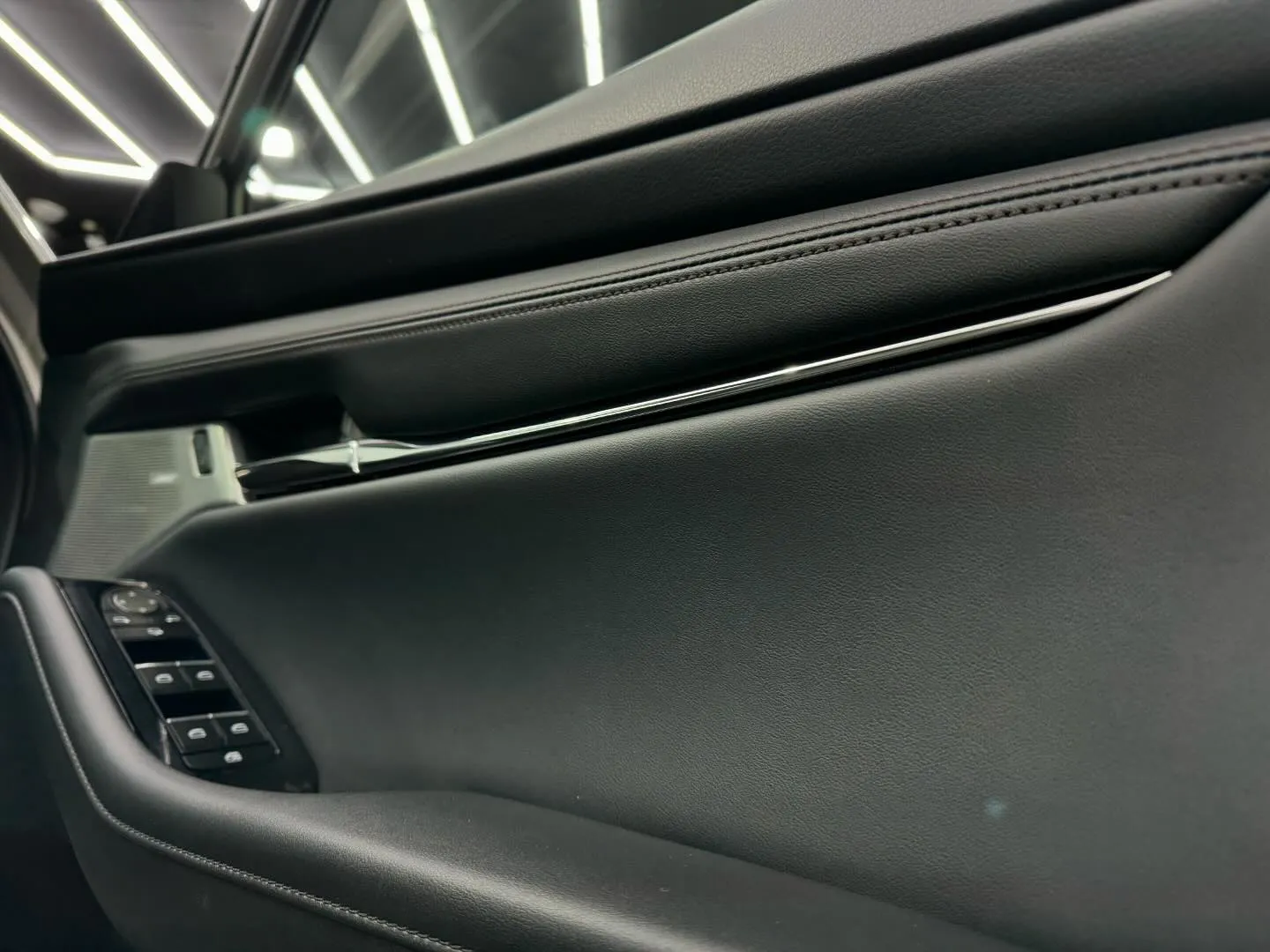 MAZDA MAZDA3新車のボディコーティングと、窓ガラス...