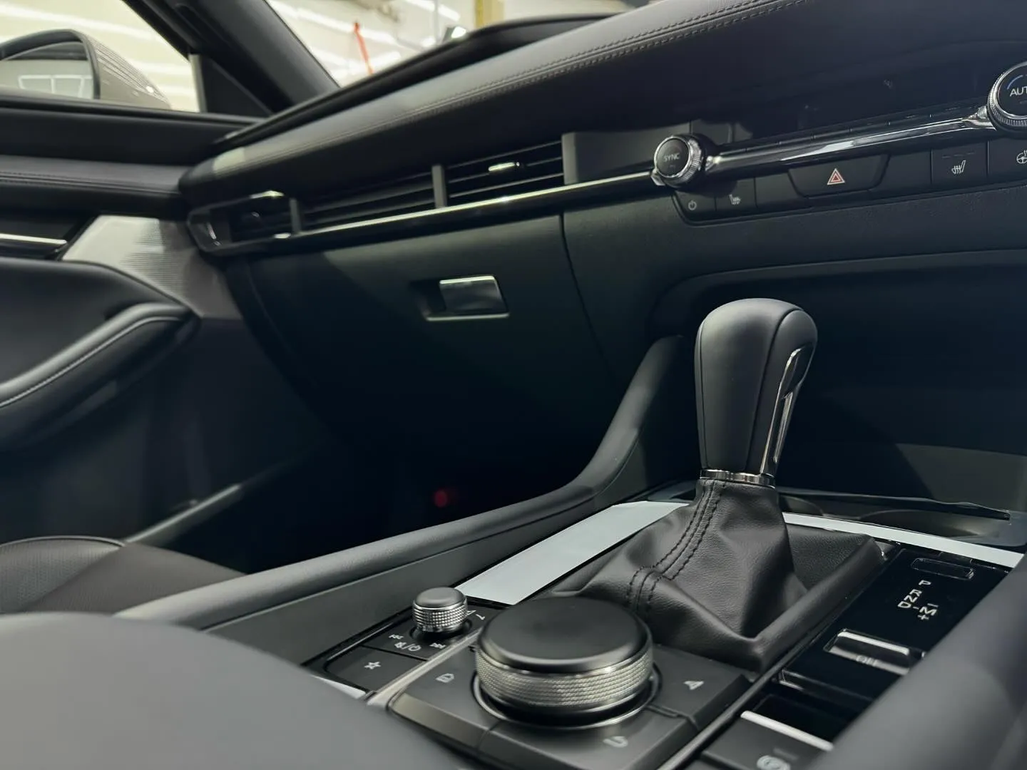 MAZDA MAZDA3新車のボディコーティングと、窓ガラス...