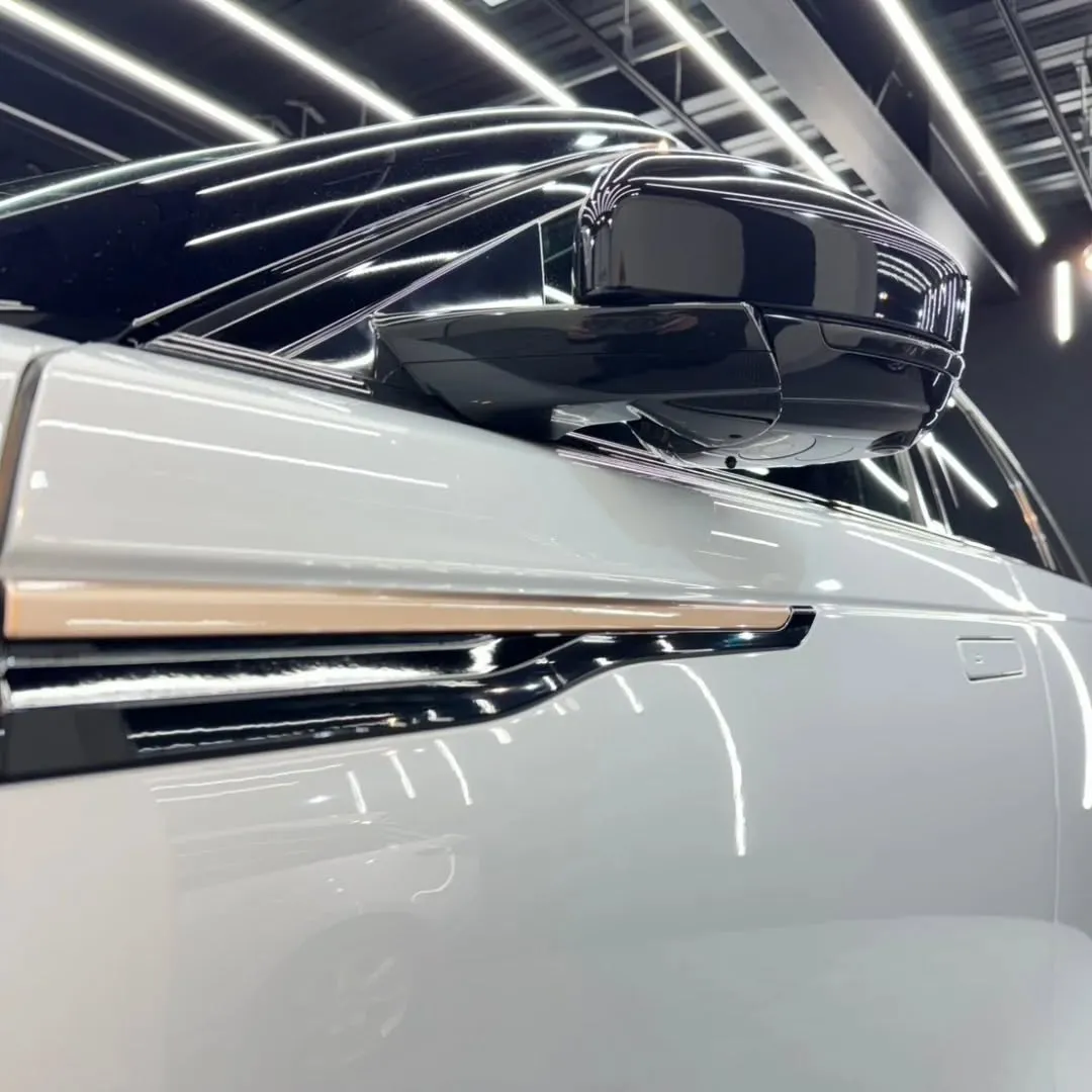 本日はレンジローバー ヴェラール ボディコーティングのご依頼...