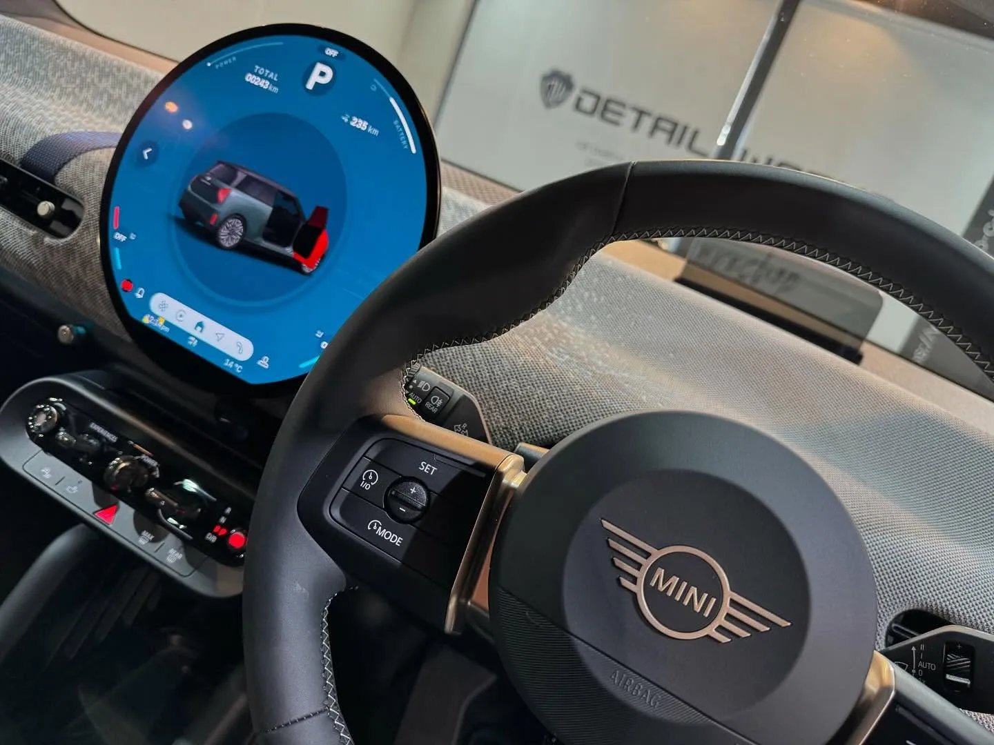 本日はMINICOOPER SEのボディコーティング(MIC...