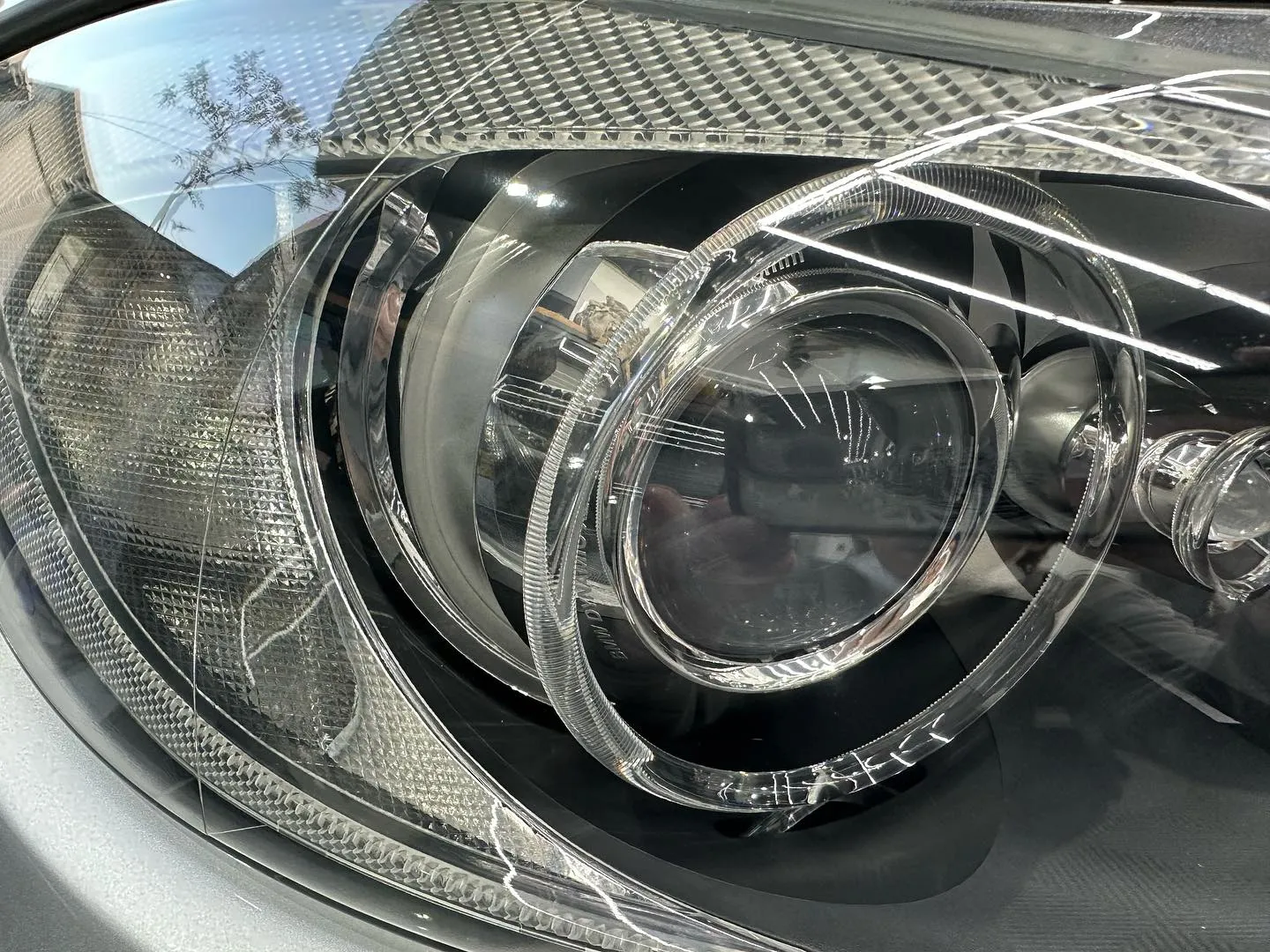 神奈川県横須賀市からお越しのO様よりヘッドライトリペアの御依...