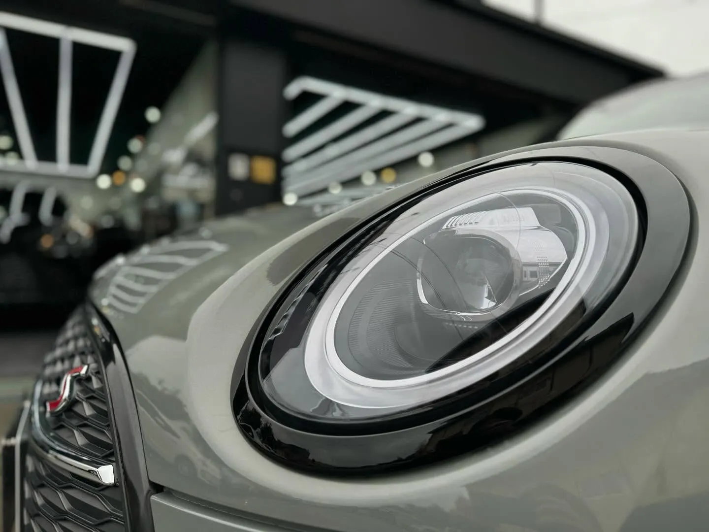 本日はMINIクラブマンのヘッドライトプロテクションDIAM...