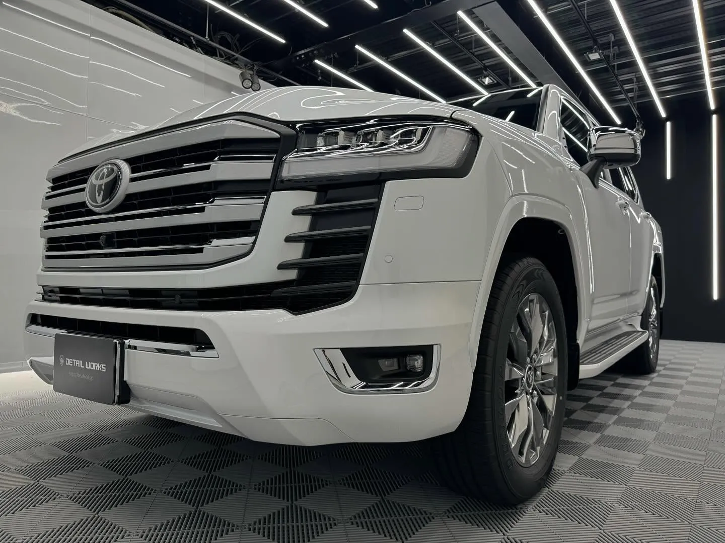 本日のご入庫は新車ランドクルーザー300のボディコーティング...