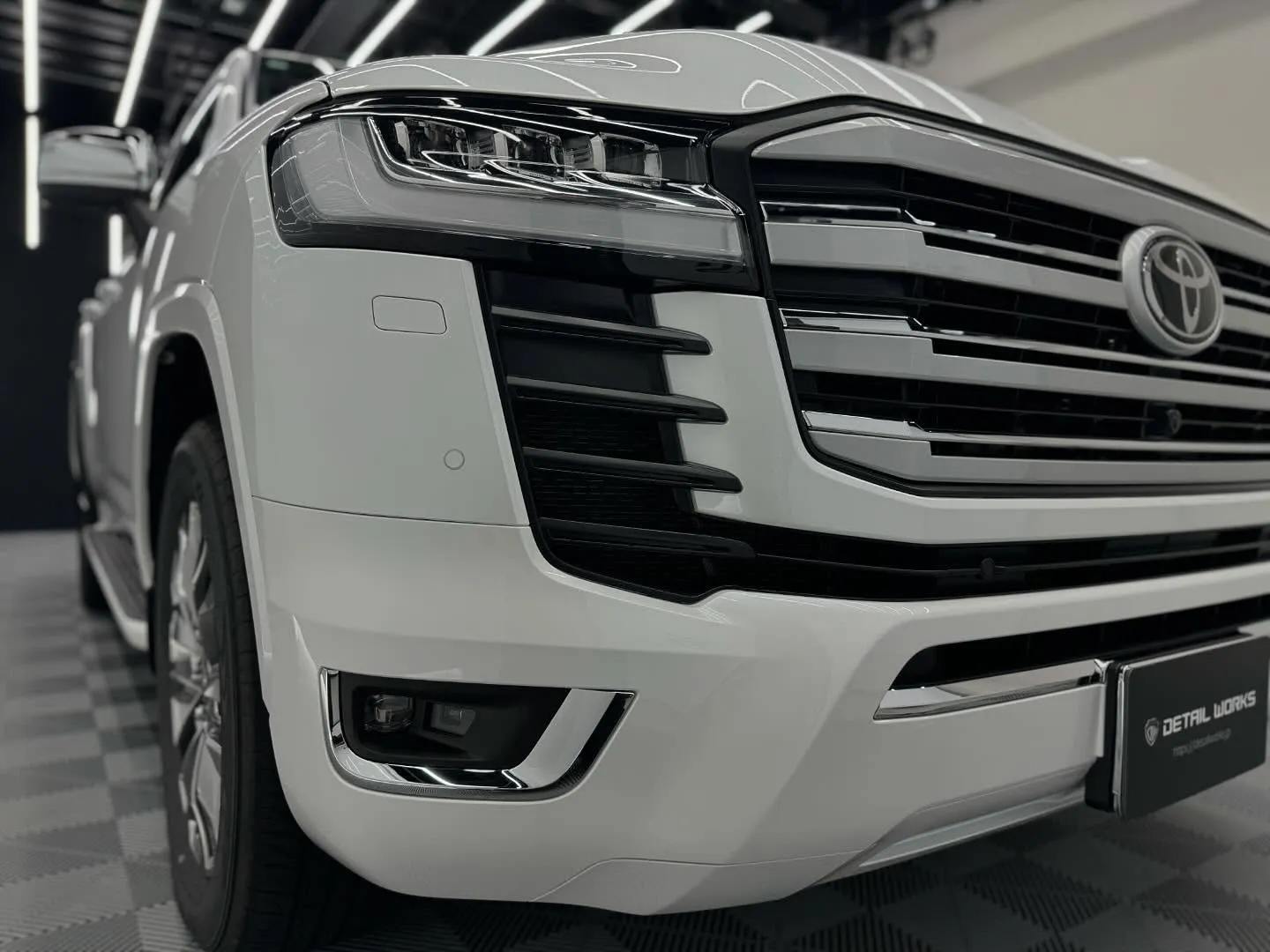 本日のご入庫は新車ランドクルーザー300のボディコーティング...