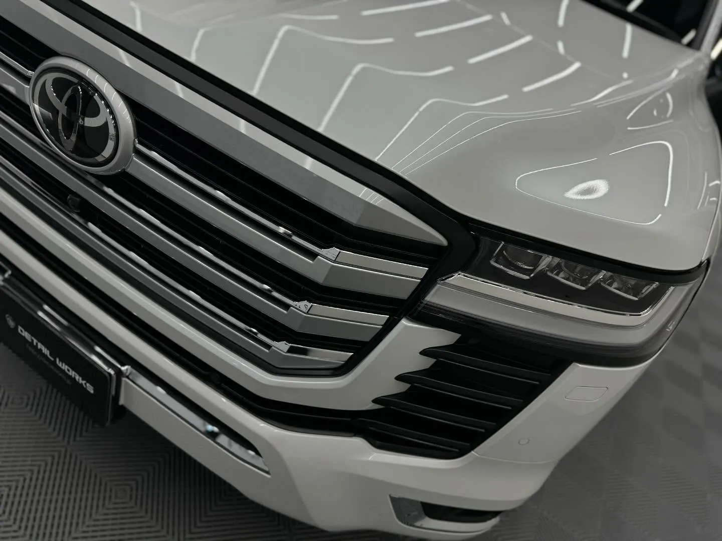 本日のご入庫は新車ランドクルーザー300のボディコーティング...