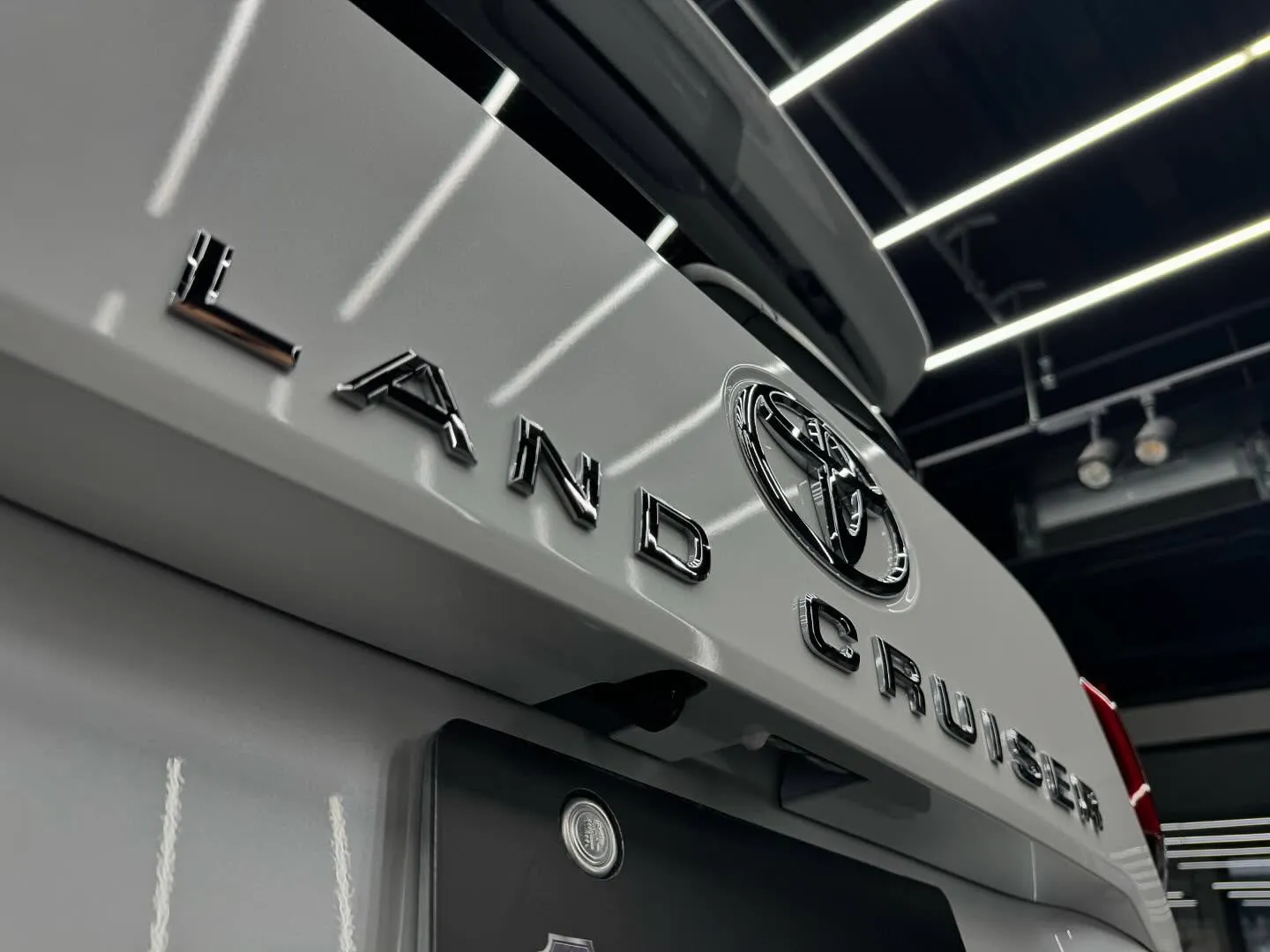 本日のご入庫は新車ランドクルーザー300のボディコーティング...