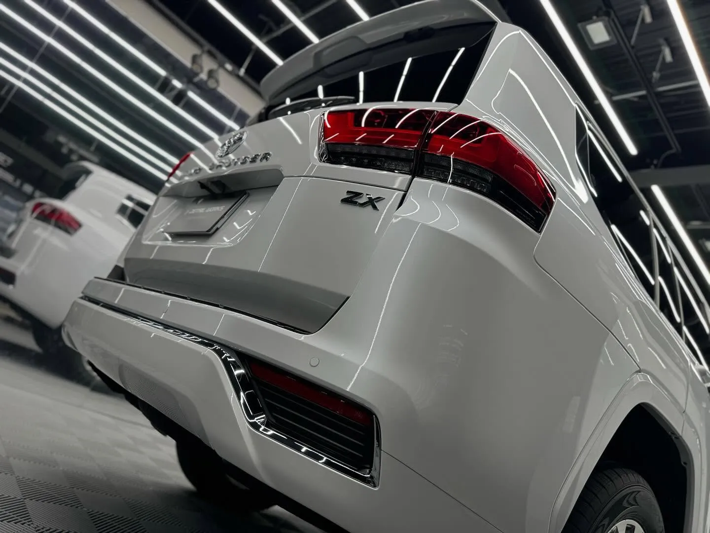 本日のご入庫は新車ランドクルーザー300のボディコーティング...