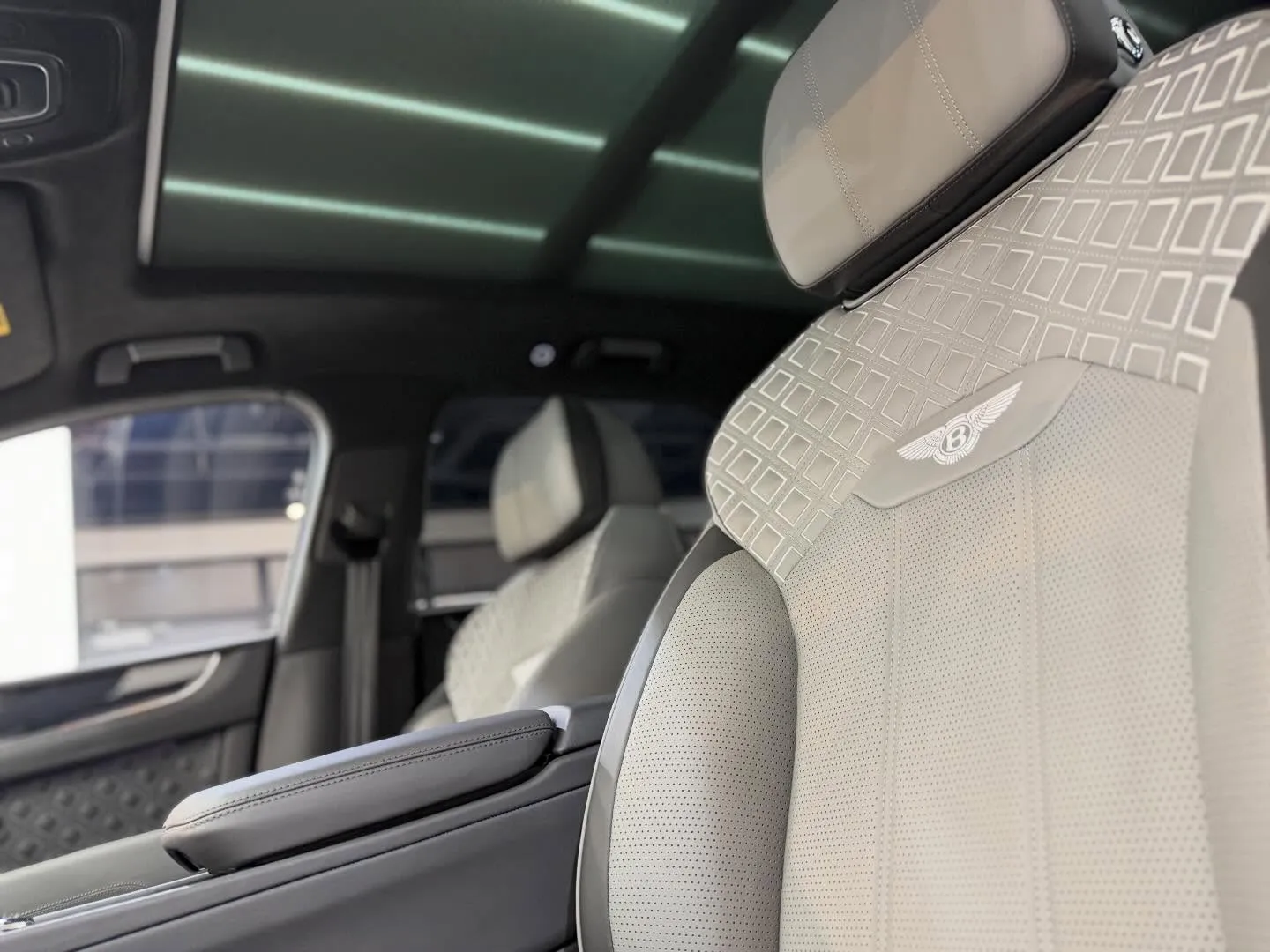 新車ベントレー ベンテイガのボディフルプロテクションとシート...