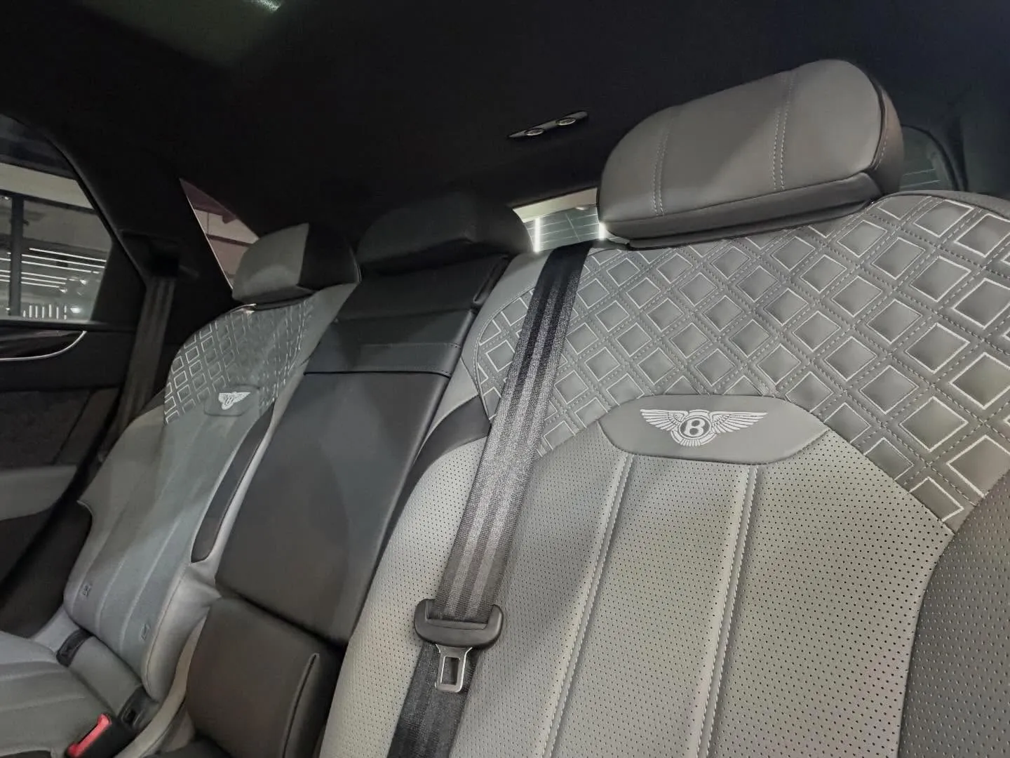 新車ベントレー ベンテイガのボディフルプロテクションとシート...