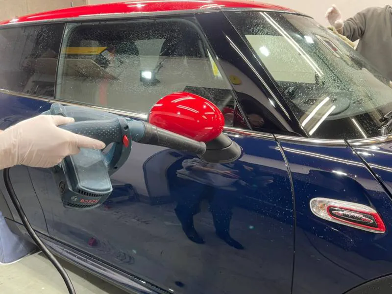 東京からお越しのミニF56へ丁寧なコーティング施工
