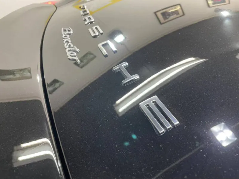 ポルシェボクスターのエンブレムのクリーニング