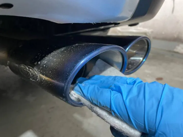車のマフラー磨き