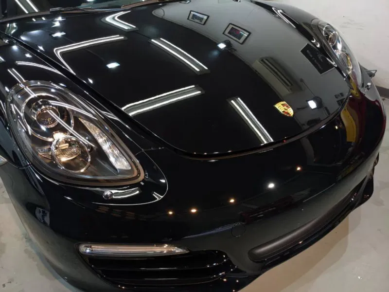 ポルシェのソリッドブラックの艶感