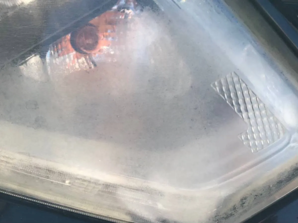 ヘッドライト研磨前の黄ばみ