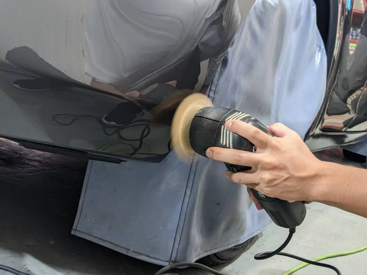 マツダ車のコーティング前の磨きこみ